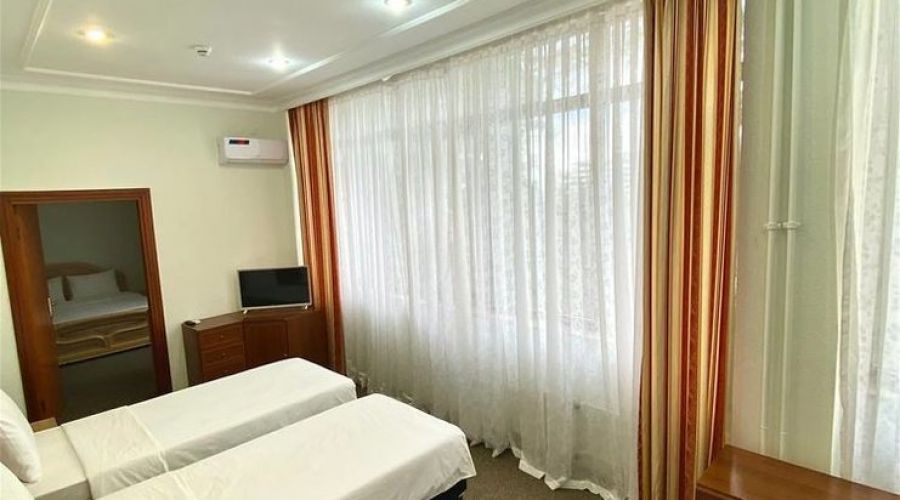 Люкс 4-местный 2-комнатный (главный корпус)